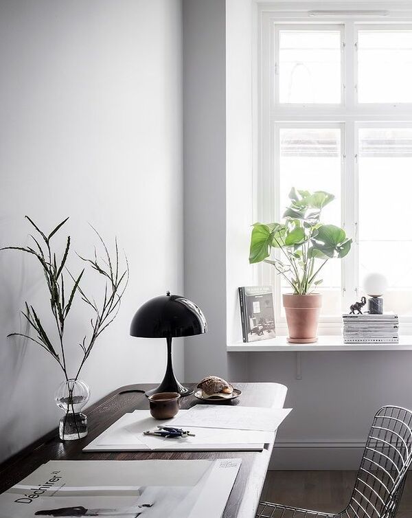 Cadeira e secretária com luz natural para postura confortável